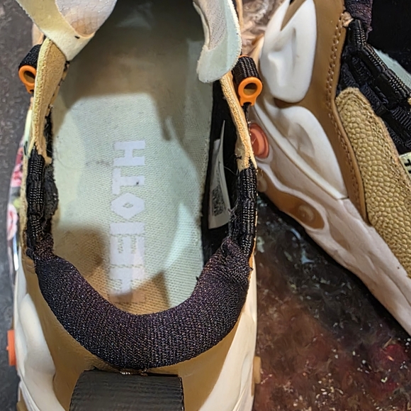 Nike Men's THEIOTH Tan and Black Sneakers - Picture 13 of 17